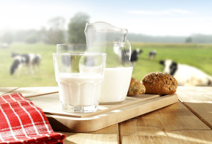 Người bị mụn viêm cần hạn chế sử dụng sữa bò