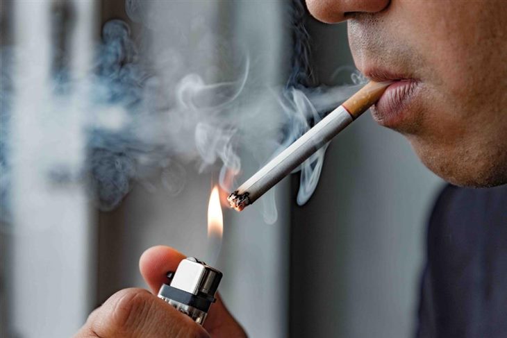 Người hút thuốc lá lâu năm là đối tượng dễ mắc viêm phổi