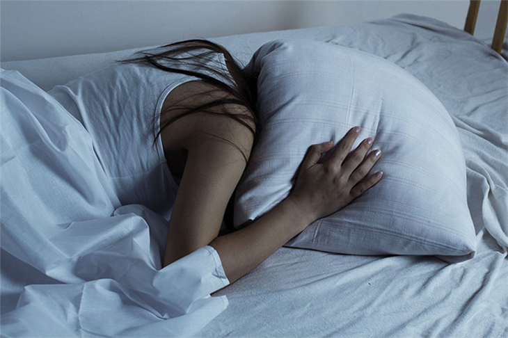 Người bị mất ngủ thường gặp khó khăn trong việc đi vào giấc ngủ