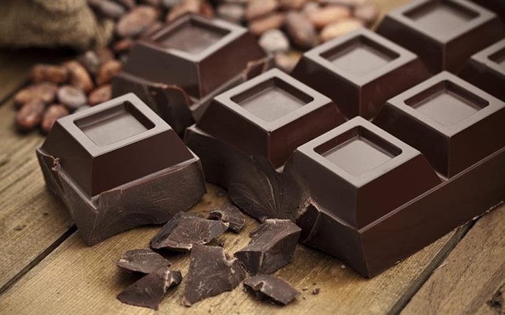 Phụ nữ bị đau bụng kinh có nên ăn socola?