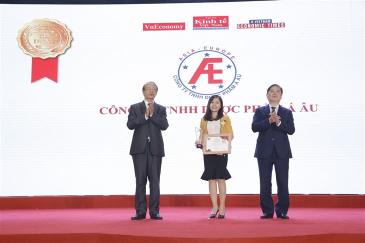 Đại diện của Công ty TNHH Dược phẩm Á  u nhận giải thưởng được trao cho sản phẩm Tiêu Khiết Thanh