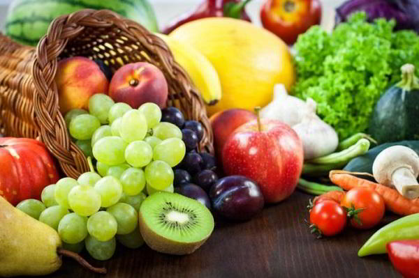 Rau xanh và trái cây là thực phẩm tốt cho người u xơ tử cung