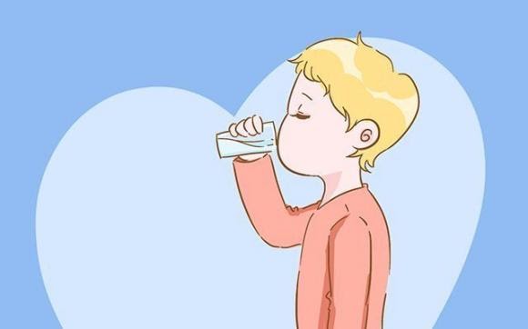 Cho trẻ uống nước ấm để làm dịu họng, thanh quản