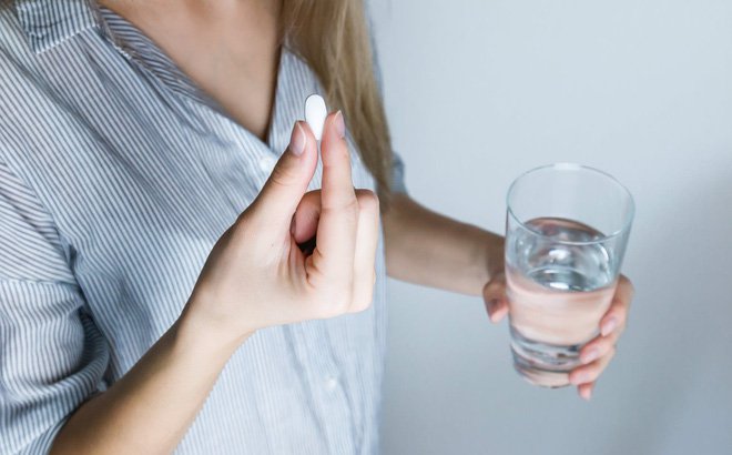 Uống vitamin giúp cải thiện đau tai