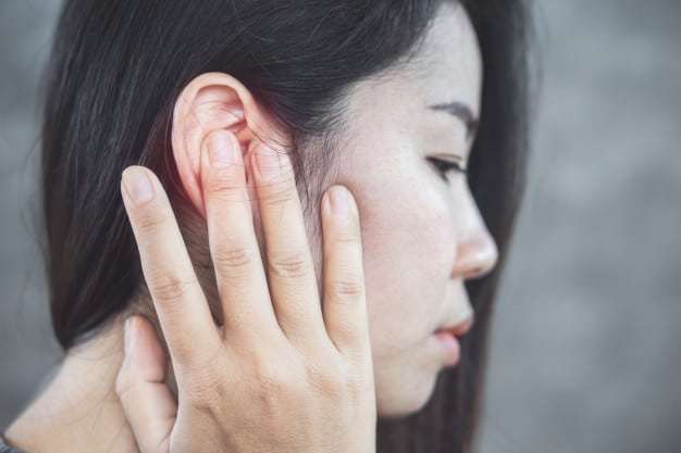 Viêm tai dễ gây ù tai, có tiếng thở trong tai
