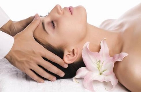Massage kết hợp với bấm huyệt giúp da khỏe mạnh hơn