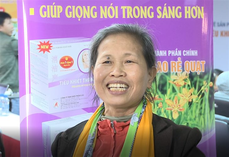 Cô Nguyễn Thị Chuyền phấn khởi chia sẻ về hiệu quả đạt được sau khi tin dùng sản phẩm Tiêu Khiết Thanh tại buổi tọa đàm