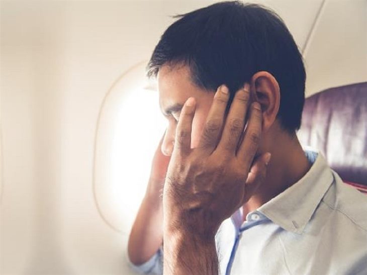 Nhiều người bị đau đầu khi đi máy bay