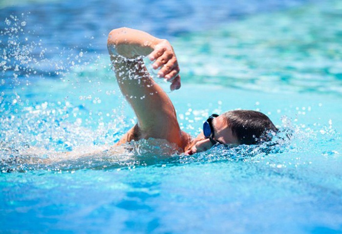 Người bị viêm tai giữa nên hạn chế đi bơi