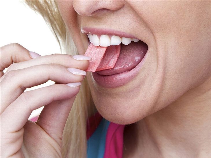 Nhai kẹo cao su giúp giảm đau tai, ngứa tai, ù tai