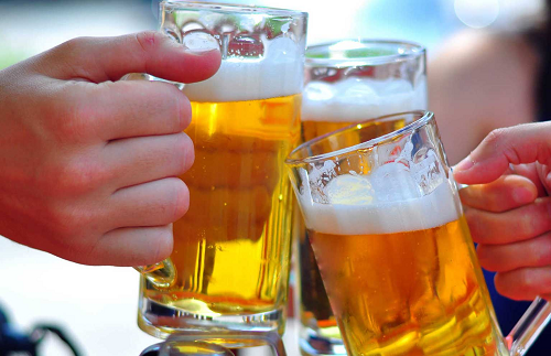 Uống nhiều rượu, bia là nguyên nhân gây vảy nến