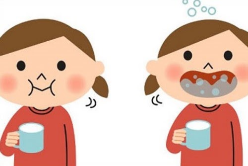 Hướng dẫn trẻ súc miệng bằng nước muối để cải thiện triệu chứng viêm amidan