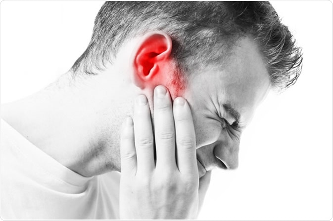 Viêm tai giữa gây tiếng rắc rắc trong tai