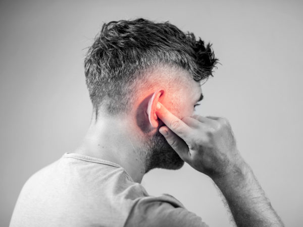 Ù tai, trong tai có tiếng rít là triệu chứng của bệnh xơ cứng tai