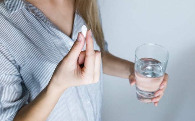 Uống thuốc giúp giảm triệu chứng u lạc nội mạc buồng trứng