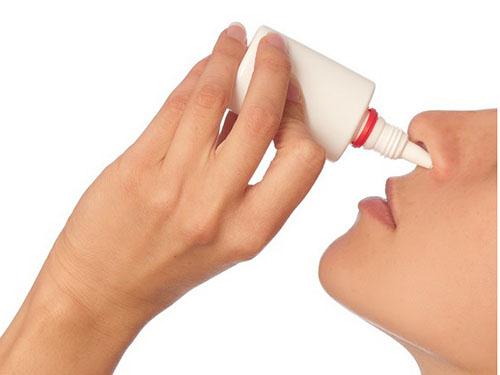 Nhỏ mũi giúp cải thiện ù tai khi sổ mũi