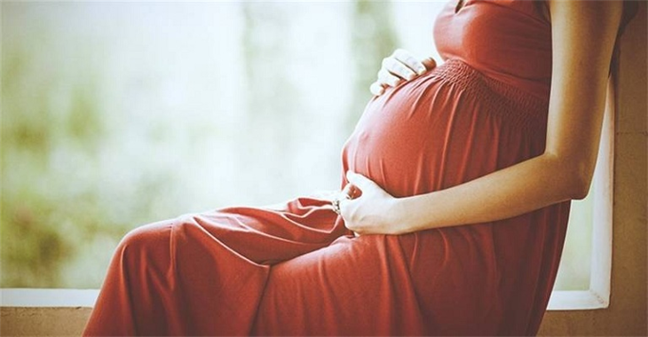  Trẻ sơ sinh bị u nang buồng trứng do rối loạn nội tiết từ mẹ truyền qua nhau thai   