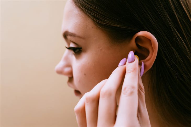 Hạn chế tiếp xúc với tiếng ồn lớn giúp cải thiện ù tai