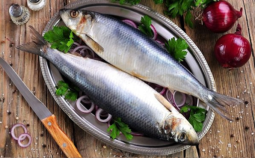 Omega-3 trong cá béo giúp cải thiện tình trạng tràn dịch khớp gối