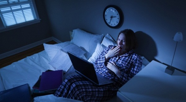 Thói quen thức khuya khiến mụn đầu trắng xuất hiện nhiều hơn