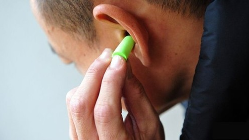 Sử dụng nút bịt tai giúp bảo vệ thính lực