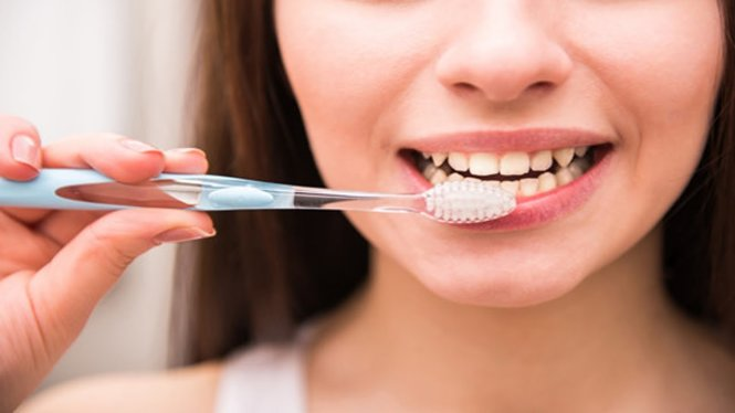 Đánh răng sai cách gây tình trạng tự nhiên chảy máu chân răng