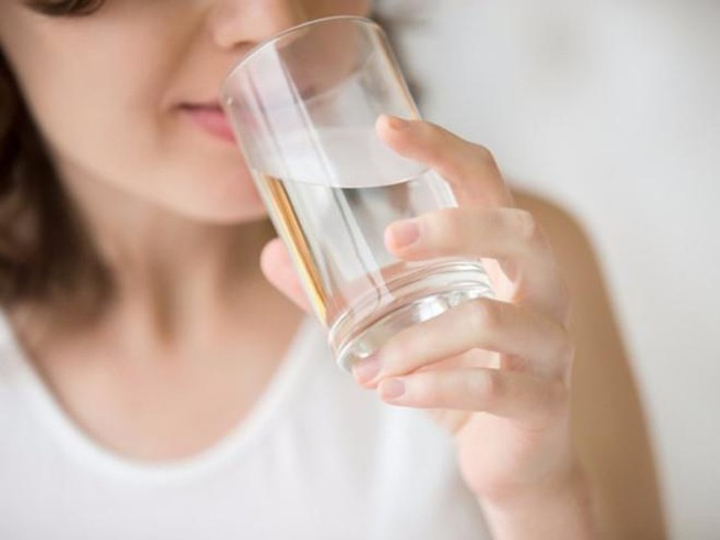 Uống đủ nước giúp nuôi dưỡng các tế bào da