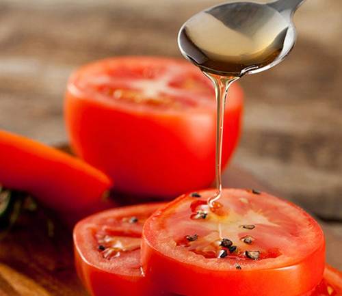  Cà chua và mật ong giúp trị mụn đầu đen