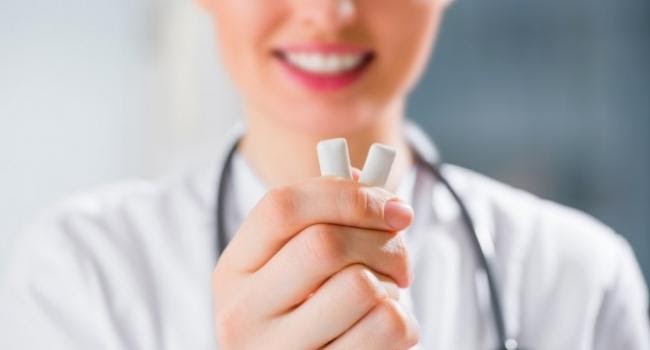  Nhai kẹo cao su giúp cải thiện tình trạng khi nhai có tiếng kêu trong tai