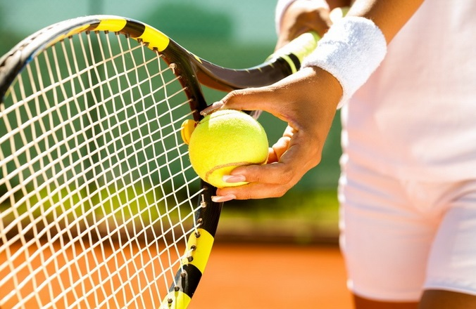 Người chơi tennis cường độ cao thường đau khớp khuỷu tay