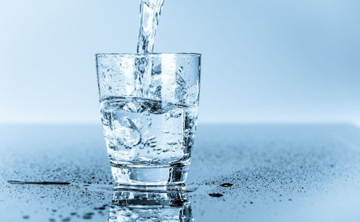 Uống nước giúp cấp ẩm cho da