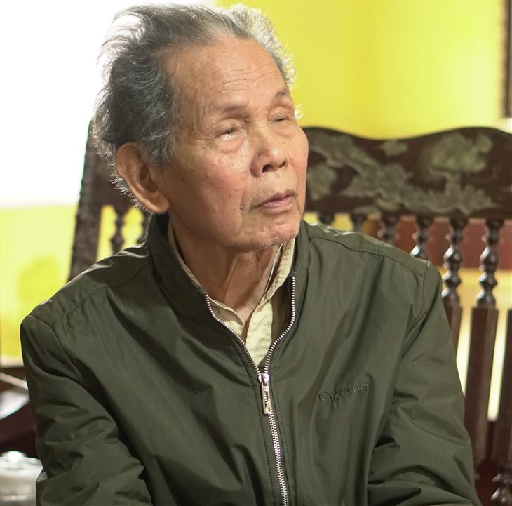 Ông Hoàng Văn Dần bị điếc tai, nghe kém từ hơn 50 năm trước