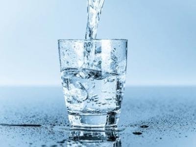    Uống nước hợp lý giúp cải thiện tình trạng tiểu khó