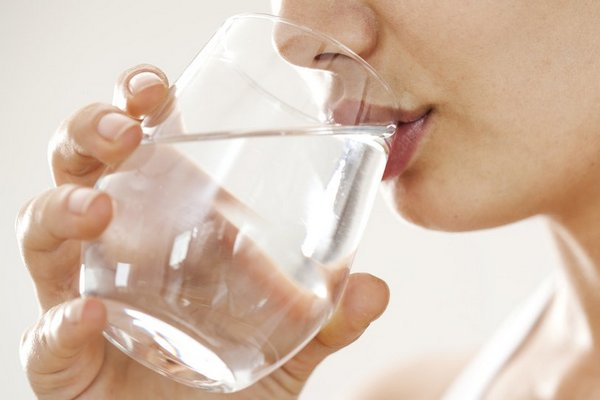 Uống đủ nước mỗi ngày giúp cải thiện chứng đau đầu