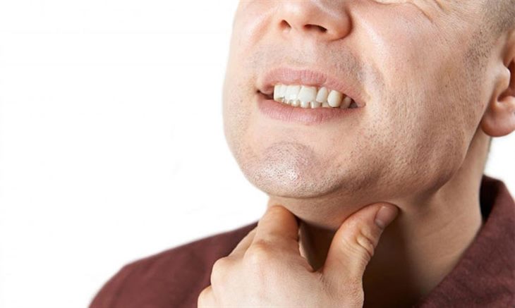 Viêm họng hạt có mủ gây ra các triệu chứng vô cùng khó chịu