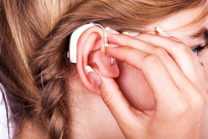 Sử dụng máy trợ thính khi bị ù tai, điếc tai gây nhiều bất tiện