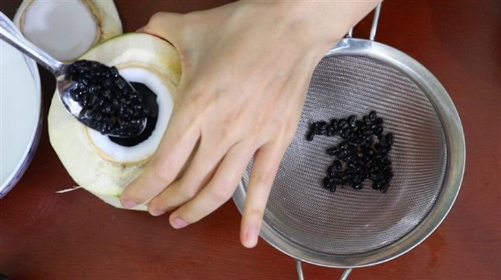 Cách chữa bệnh gút bằng đậu đen và nước dừa