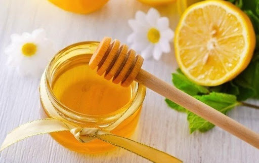  Dùng hỗn hợp mật ong và chanh giúp cải thiện rạn da