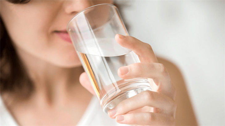   Uống nhiều nước giúp phòng ngừa sỏi thận