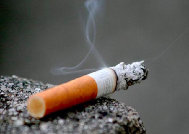    Khói thuốc lá khiến tình trạng ho trở nên trầm trọng