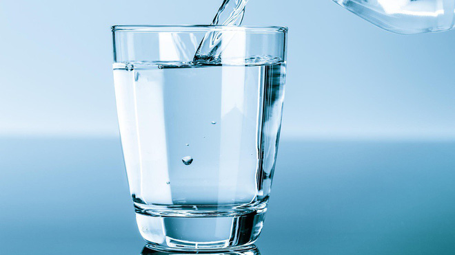 Uống nước hợp lý giúp cải thiện cảm giác tiểu không hết ở nữ