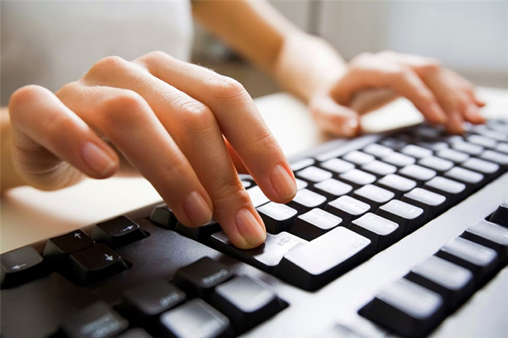 Người làm việc với bàn phím nhiều thường bị đau nhức ngón tay cái