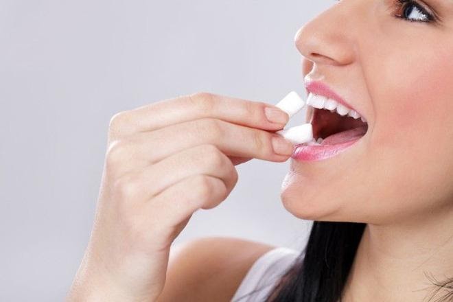 Nhai kẹo cao su giúp giảm đau nhức trong tai