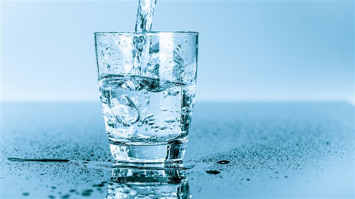  Người bị suy thận cần chú ý đến lượng nước uống hàng ngày