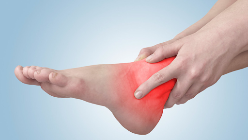 Người bị tràn dịch khớp cổ chân thường bị đau nhức