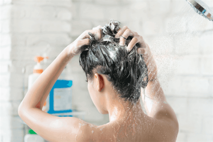 Dùng dầu gội trị bệnh vảy nến giúp làm sạch da đầu