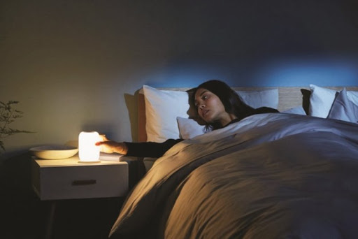 Đèn ngủ quá sáng khiến bạn khó đi vào giấc ngủ 