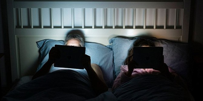 Tránh xa các thiết bị điện tử trước khi ngủ 