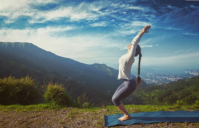 Các tư thế tập yoga giúp giảm stress và ngăn ngừa lão hóa - Ảnh 3. Tư thế Utkatasana cải thiện sự tập trung