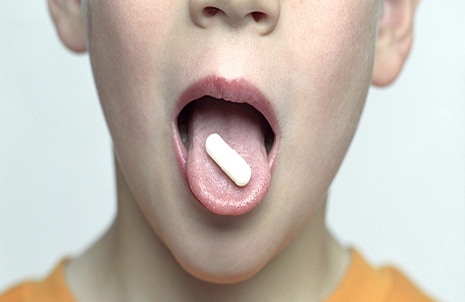 Trẻ bị viêm amidan có thể phải uống kháng sinh
